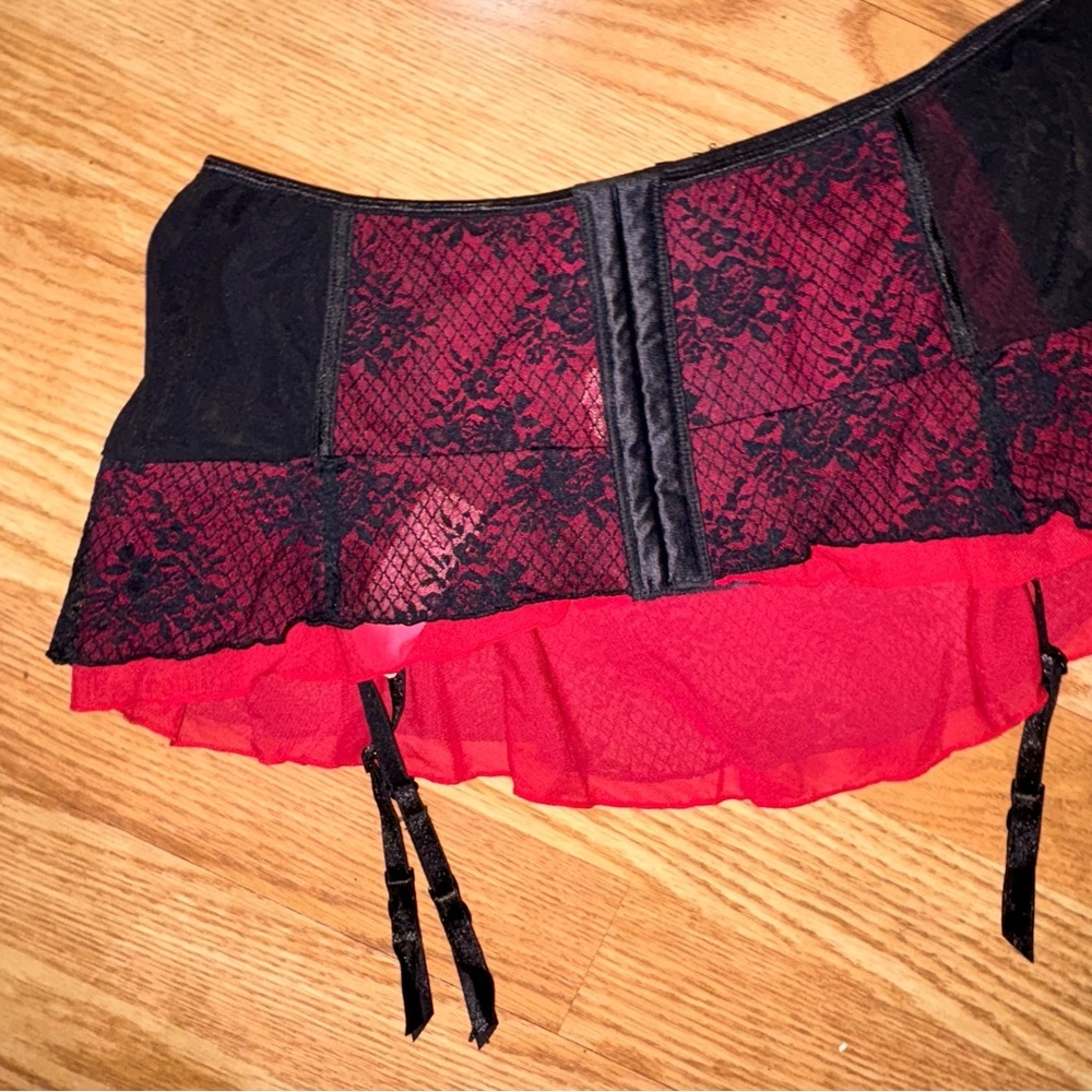 NWT La Vie en Rose Black and Red Lace Garter Skirt Size S/M Sexy - Picture 6 of 7